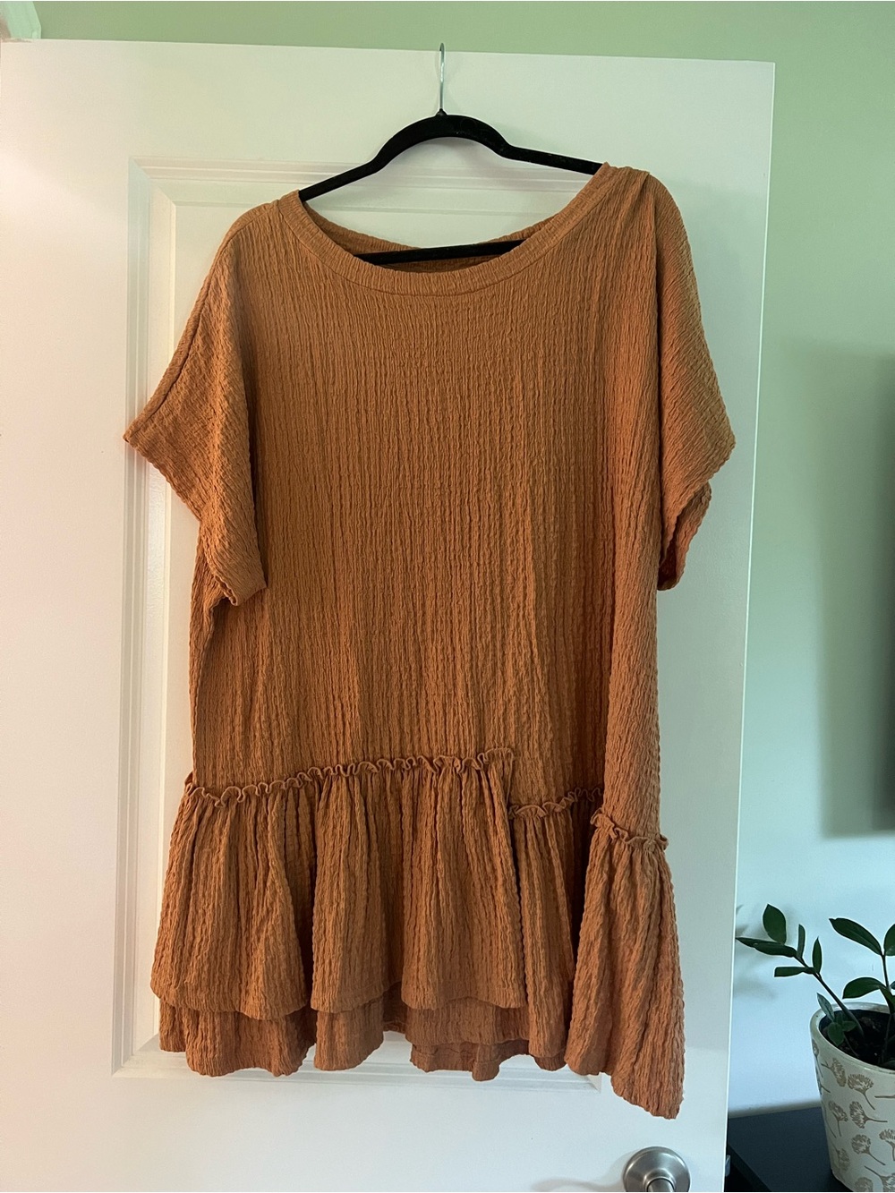 Women’s Rust Textured Ruffle Hem Short Sleeve Tunic